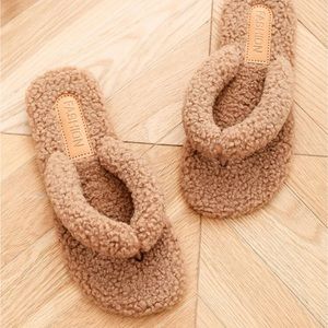 Never Worn Sherpa Flip Flop Style Slipper